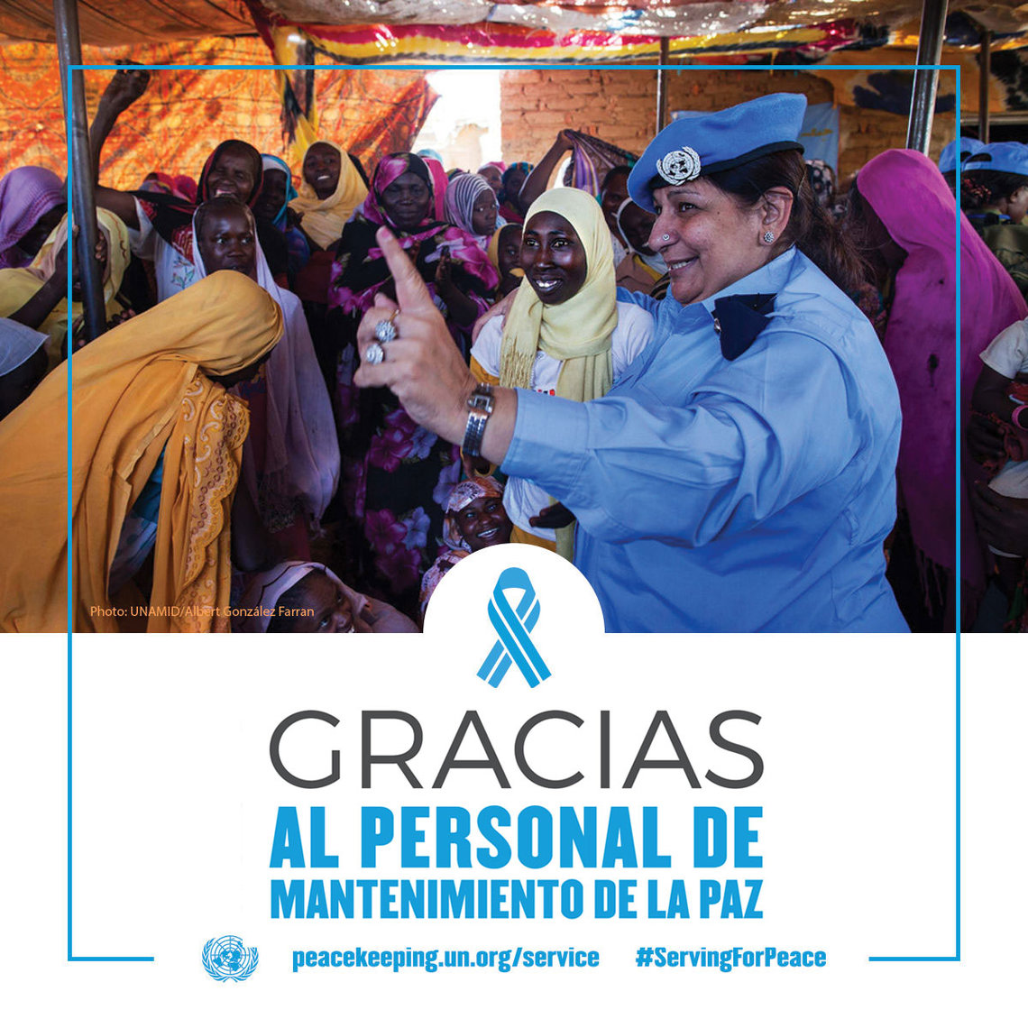 El oficial de policía de la ONU de Pakistán habla con mujeres y niñas en Darfur